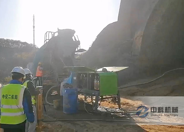 中交二航局隧道混凝土湿喷机施工视频