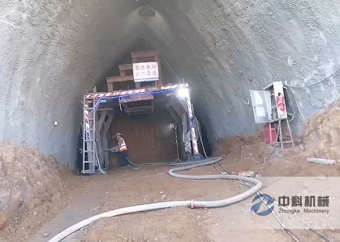 中交二航局隧道混凝土湿喷机施工视频（2）