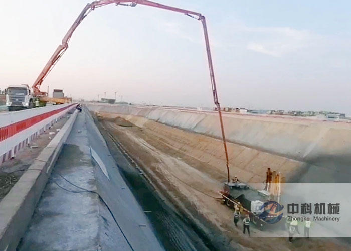 混凝土湿喷台车综合管廊工程边坡支护施工视频